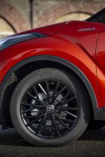 Toyota C-HR Hybrid Orange Edition 2019 года (UK)